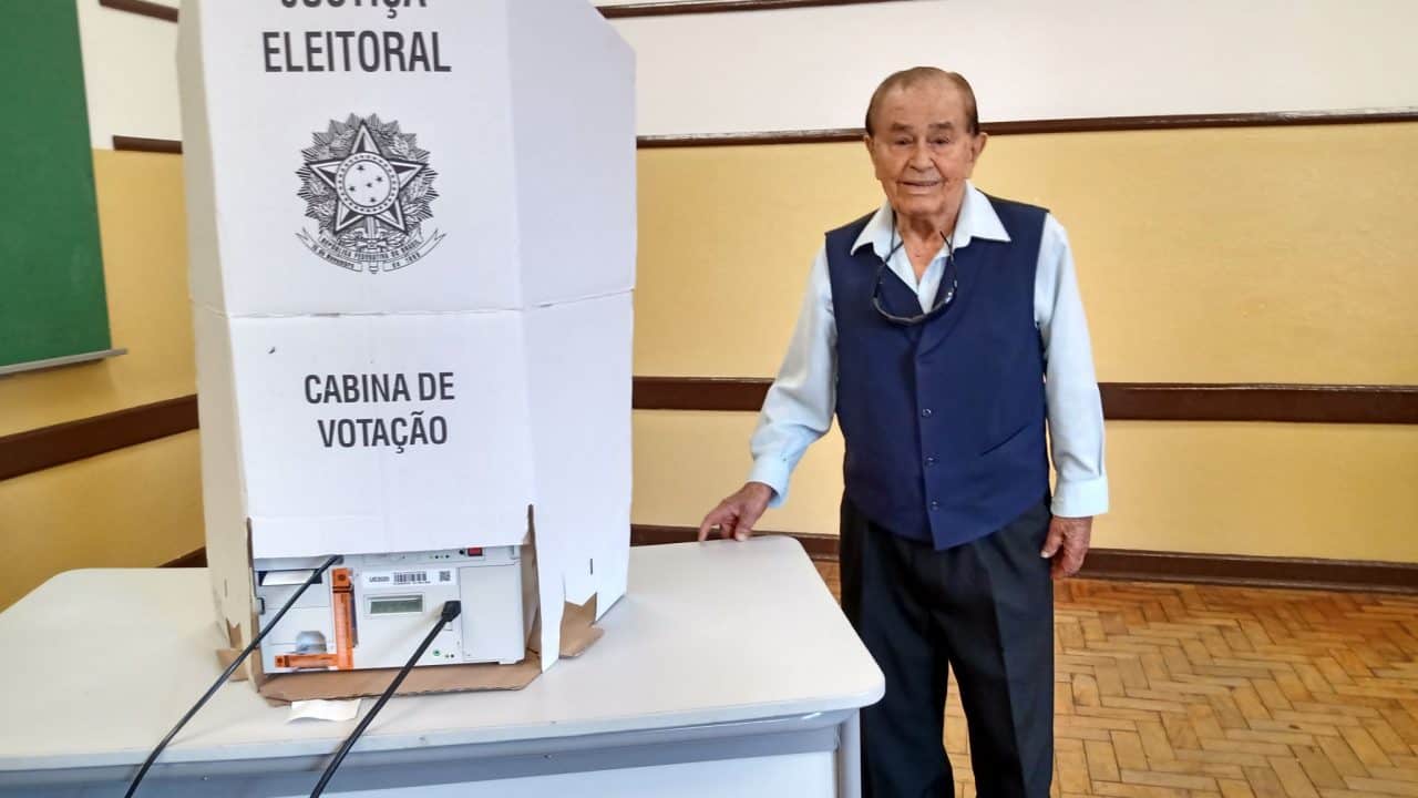 Aos 104 anos, eleitor Genez Parize fez questão de ir votar