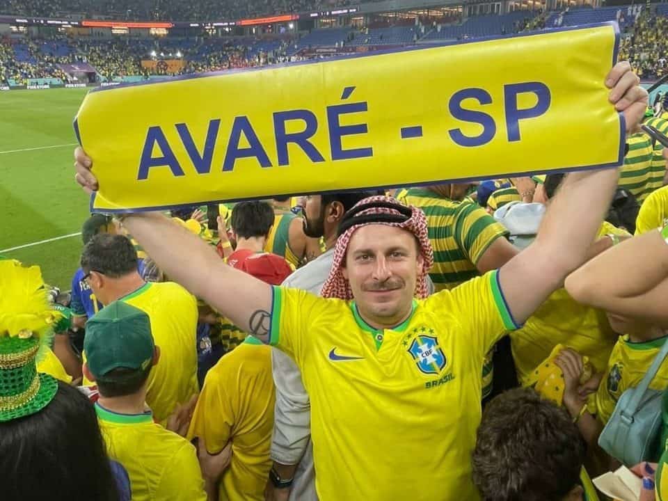 Empresário exibe faixa escrito “Avaré-SP” no jogo do Brasil no Qatar