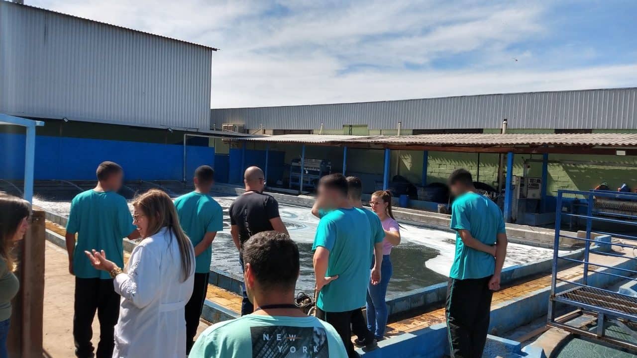 Jovens da Fundação CASA de Cerqueira César visitam fábrica de jeans em Avaré