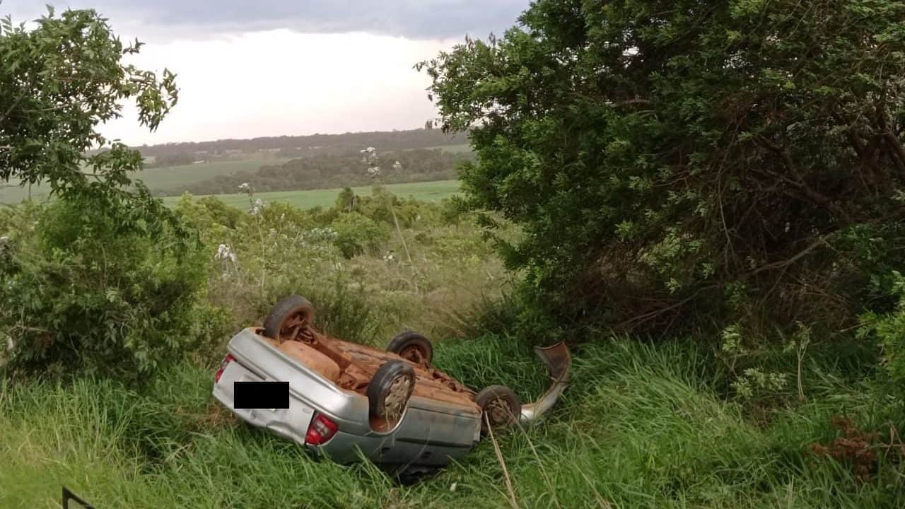 Homem morre após carro capotar em vicinal que liga Itaí a Itapeva