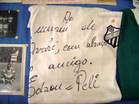 Museu de Avaré conserva camisa autografada por Pelé, o Rei do Futebol