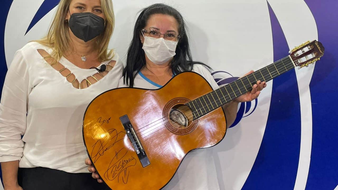 Asilo RAFA está rifando violão autografado pela dupla Zé Neto e Cristiano