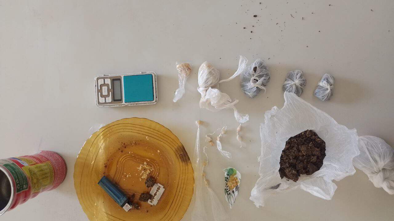 Irmãos adolescentes são detidos por tráfico de drogas na Vila Martins em Avaré
