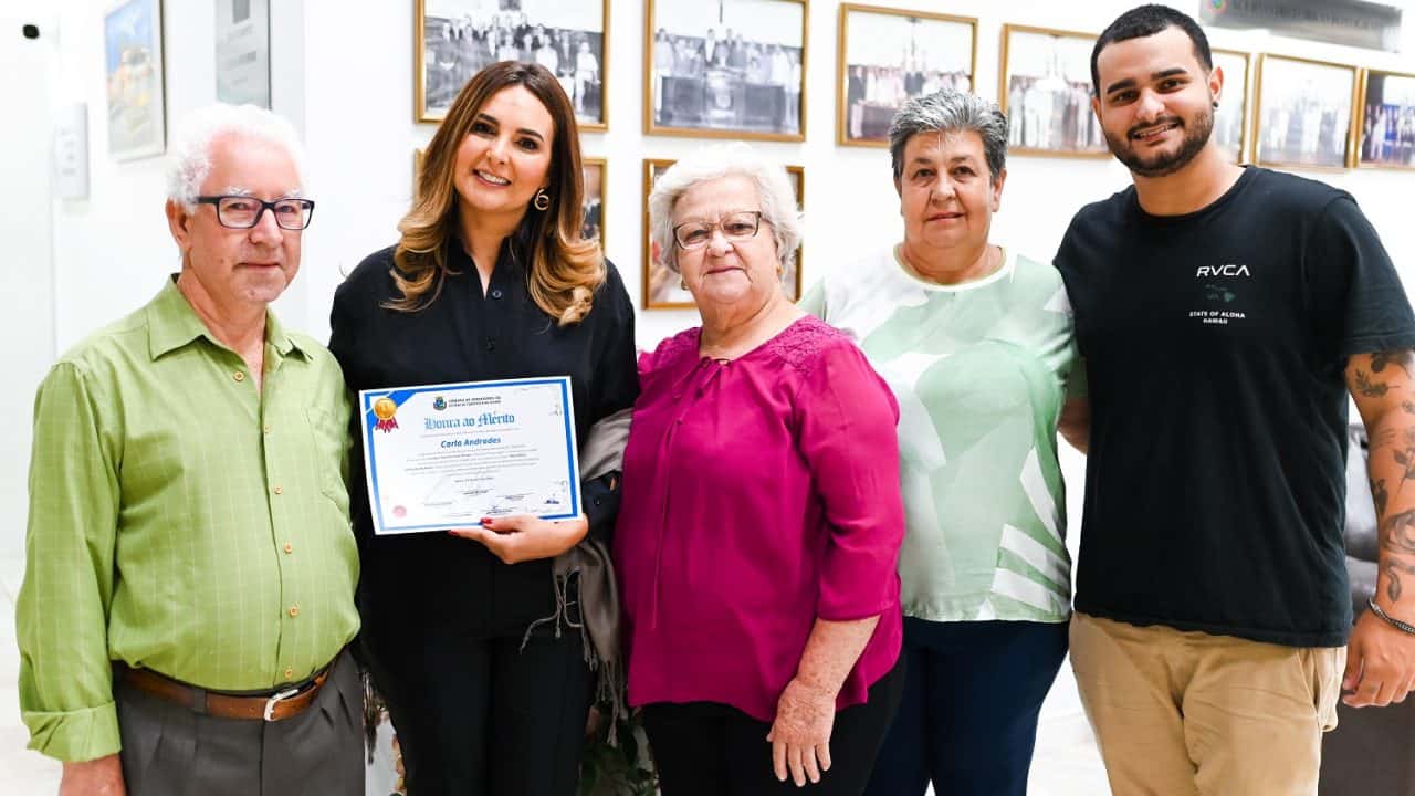 Escritora Carla Andrades recebe diploma de Honra ao Mérito da Câmara de Avaré