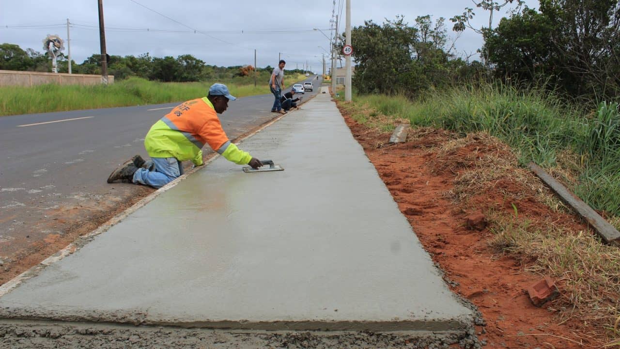 Calçada com quase 200 metros é construída na Villa Jatobá
