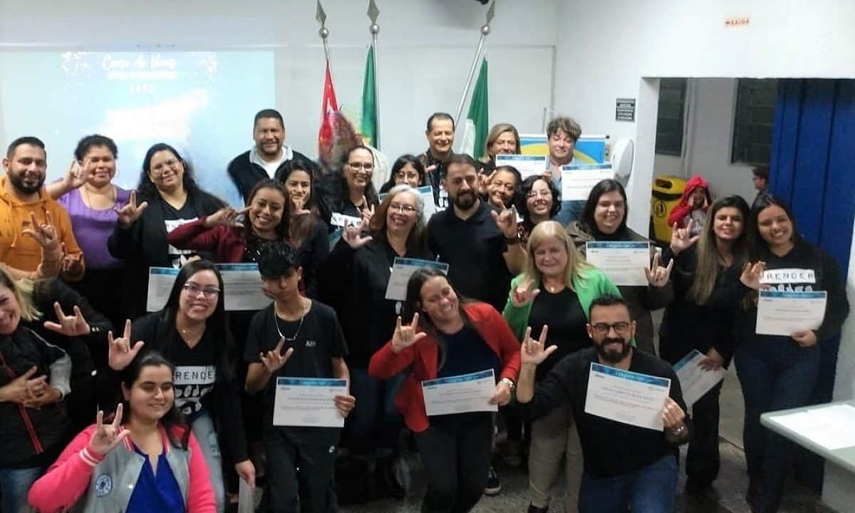 Oficina de Libras encerra semestre com entrega de certificados