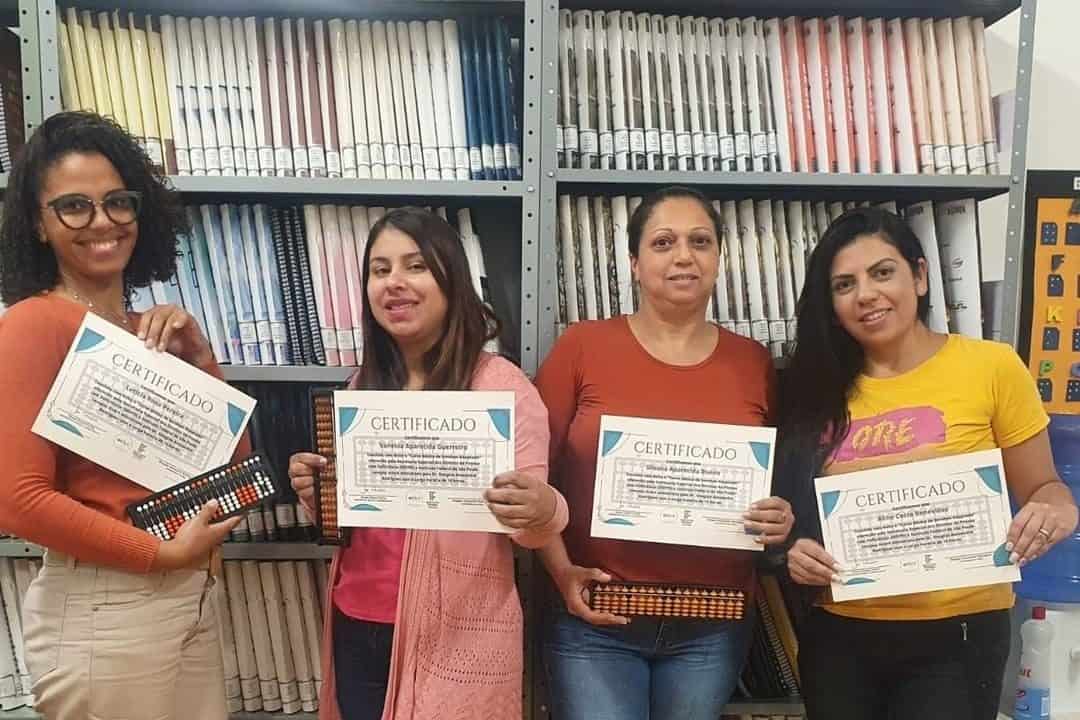 Professores recebem certificados de conclusão do curso de Soroban Adaptado
