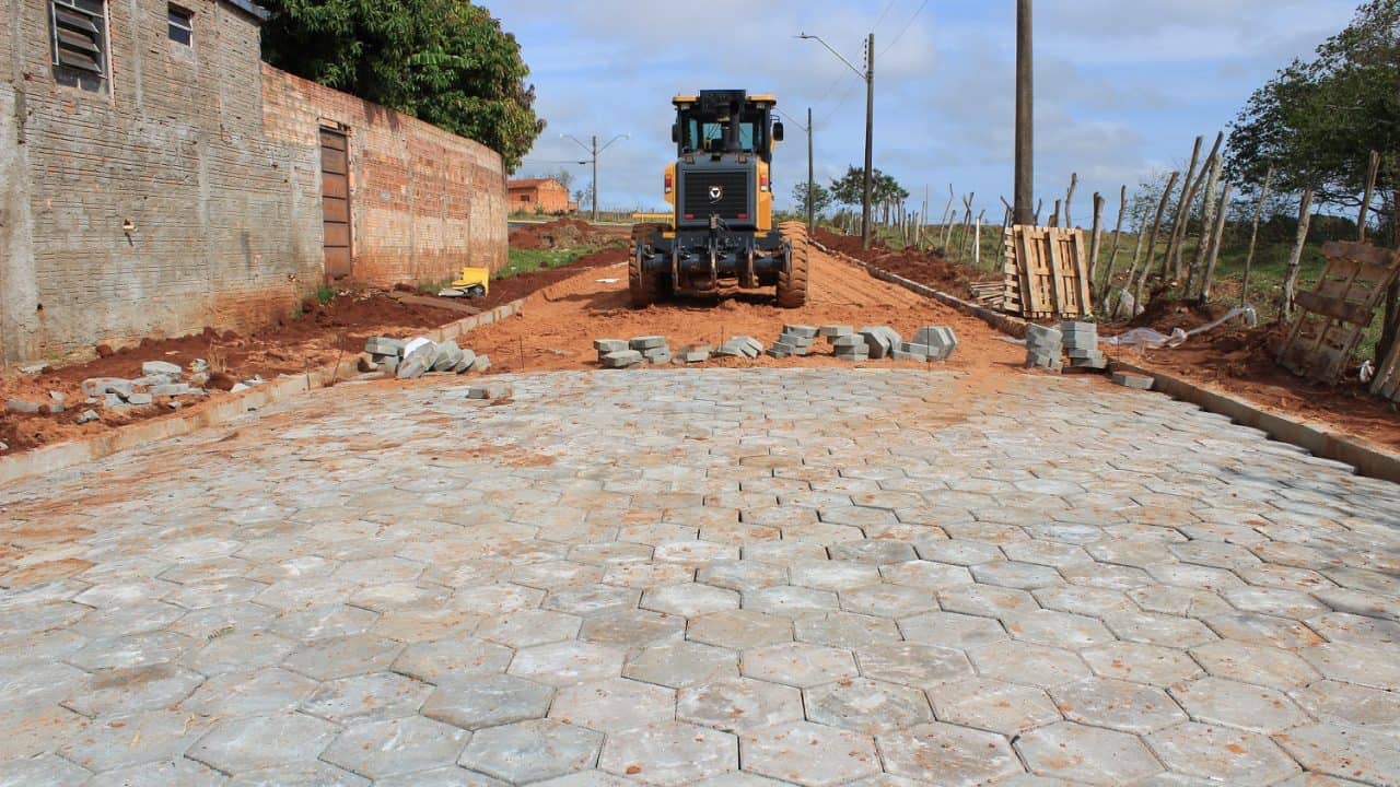 Pavimentação em rua amplia integração no Jardim Paraíso