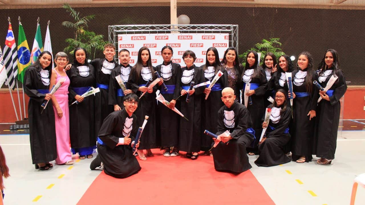 Formandos do curso de costureiro industrial são diplomados pelo SENAI