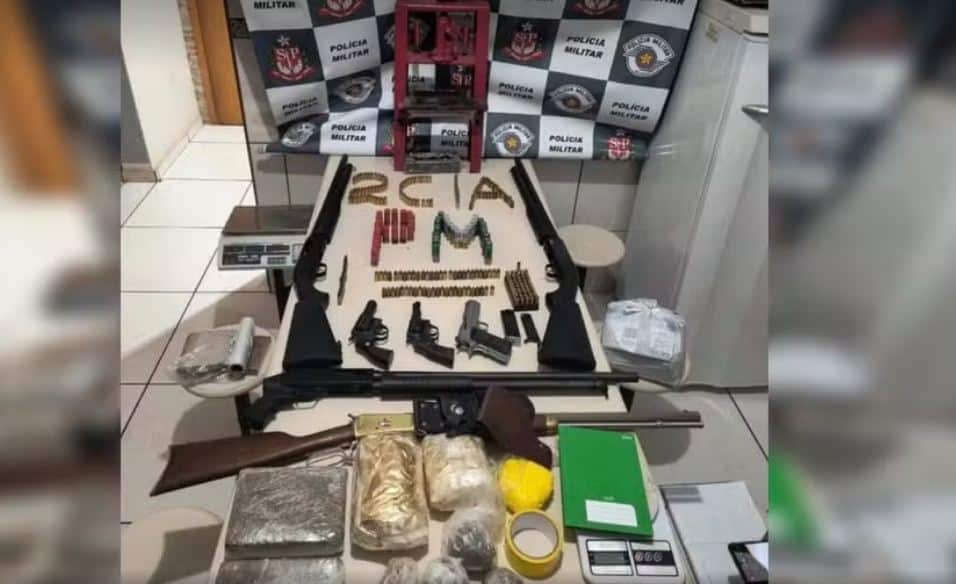 Polícia descobre ‘casa bomba’ e apreende porções de drogas e armas em Piraju