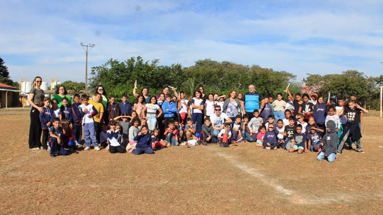 Foguetes construídos por alunos são lançados no Campo Municipal