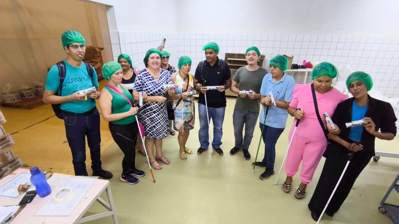 Pessoas com cegueira visitam fábrica de bolacha em Avaré