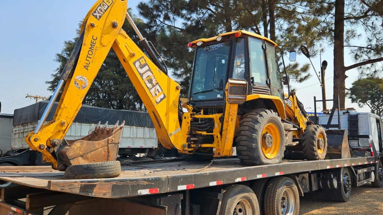 Retroescavadeira furtada em Itaí é encontrada pela Polícia Civil na Raposo Tavares