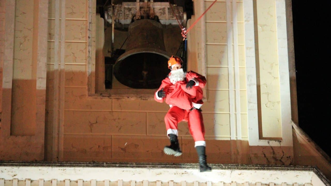 Papai Noel chega de tirolesa nesta quinta, 19, na praça da matriz