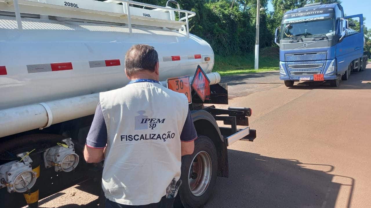 Veículos que transportam produtos perigosos foram fiscalizados na SP-255 em Avaré