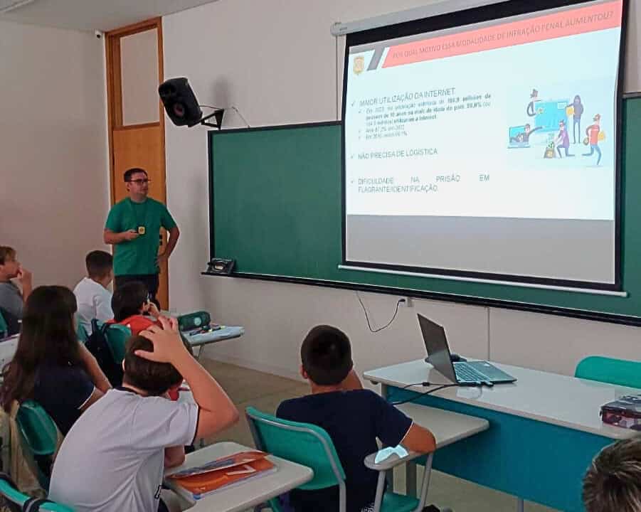 Policiais da DIG de Avaré alertam estudantes sobre perigos da Internet e segurança de dados