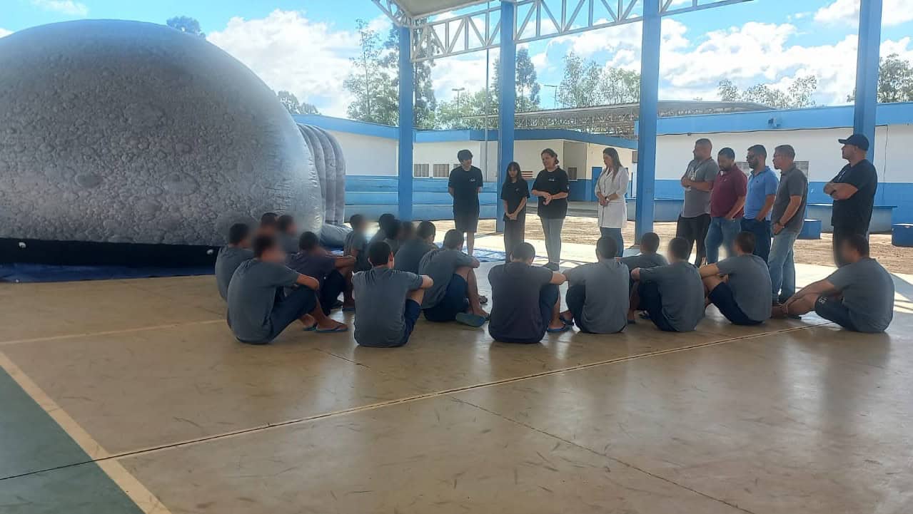Jovens da Fundação CASA de Iaras recebem visita do Planetário Itinerante da Unesp de Bauru