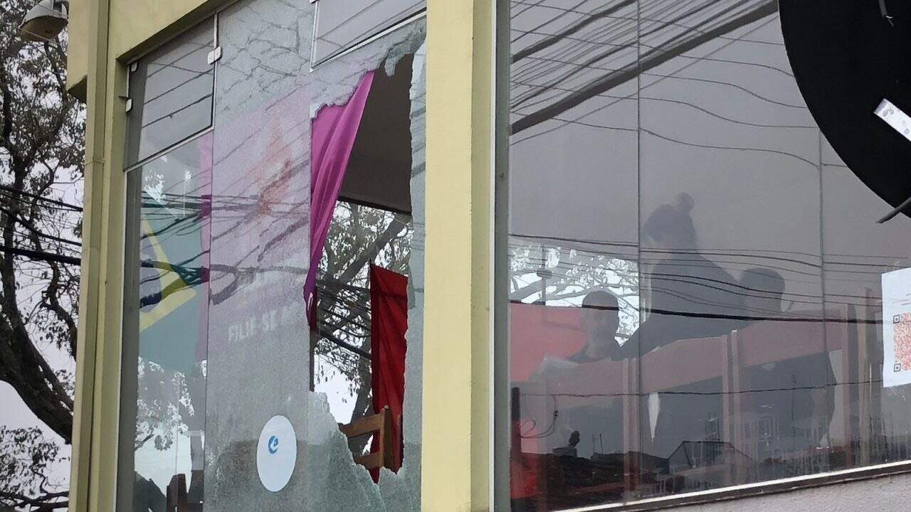 PT de Botucatu se manifesta após ataque a sede do partido
