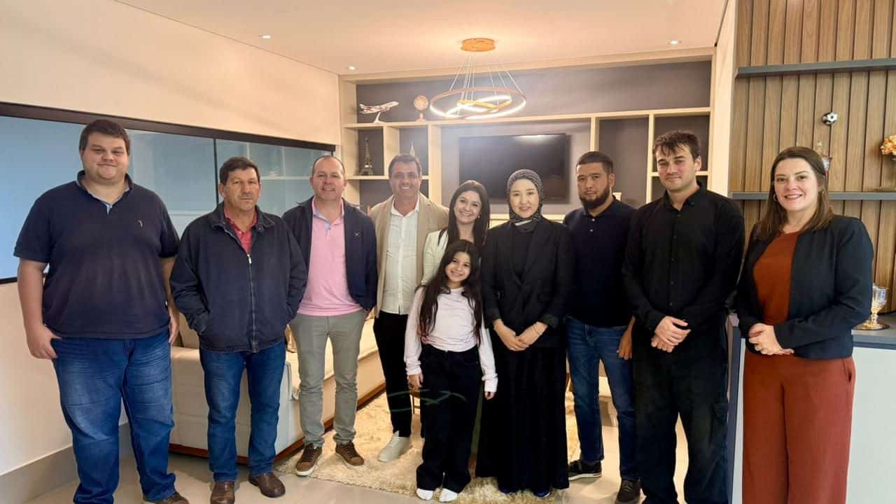 Secretário Ricardinho participa de recepção à comitiva estrangeira na empresa Soupleliss