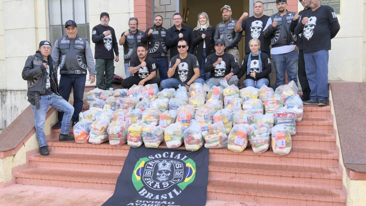 Insanos MC doa cestas básicas ao Fundo Social de Avaré