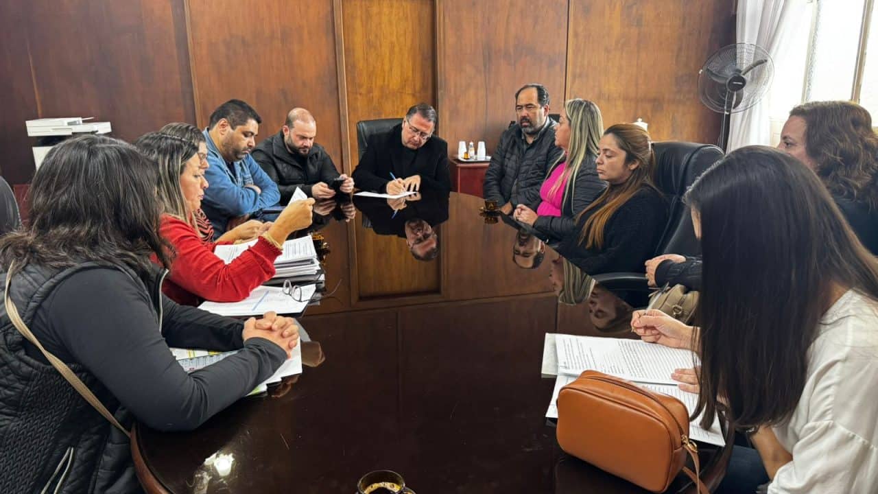 Prefeito Roberto Araujo recebe servidores da Educação