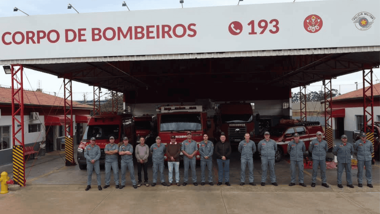 Prefeito Roberto Araujo visita Corpo de Bombeiros e entrega novos equipamentos