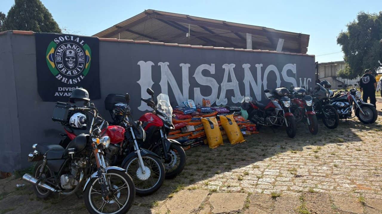 Insanos Moto Clube doa 917 kg de ração para a Ong Amor de Quatro Patas