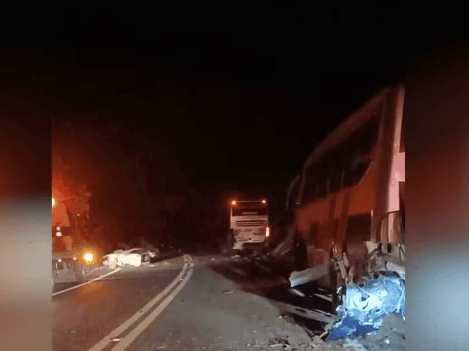 Homem morre em acidente envolvendo carro e dois ônibus na SP-287 em Piraju