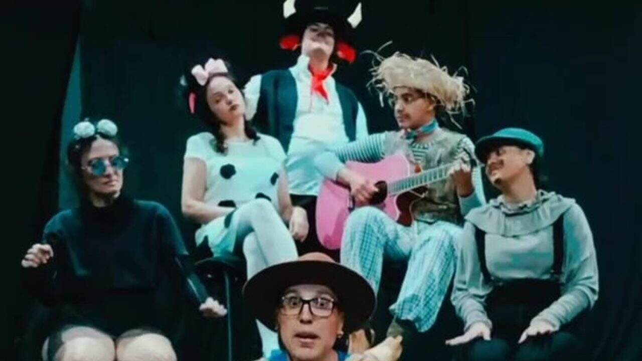 Cia de Artes Cênicas Girassóis e Ditirambo apresenta o espetáculo “A Vaca Lelé”