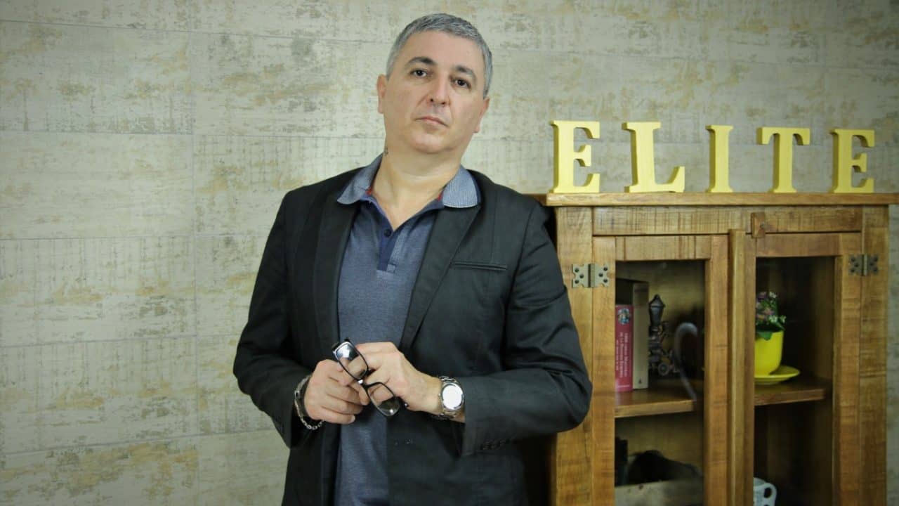 Professor de Literatura Emerson Rossetti lança livro sobre Marisa Monte