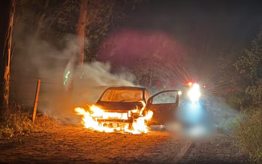Motorista de aplicativo é morto a tiros e tem corpo parcialmente queimado em Conchas