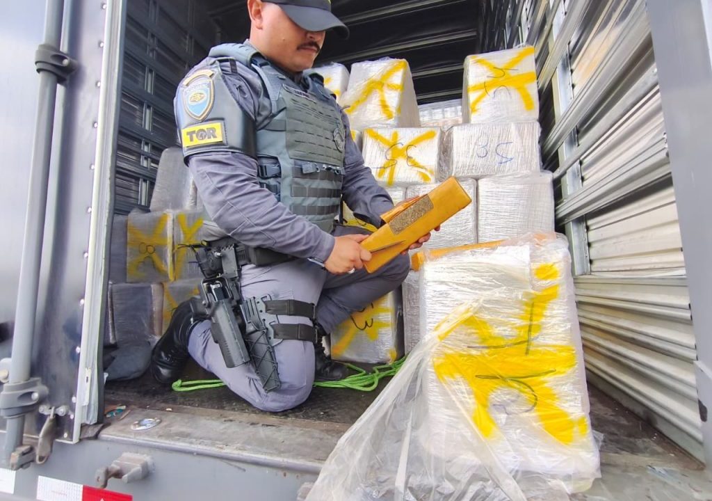 Caminhão com quase 1 tonelada de maconha é apreendido em Iaras