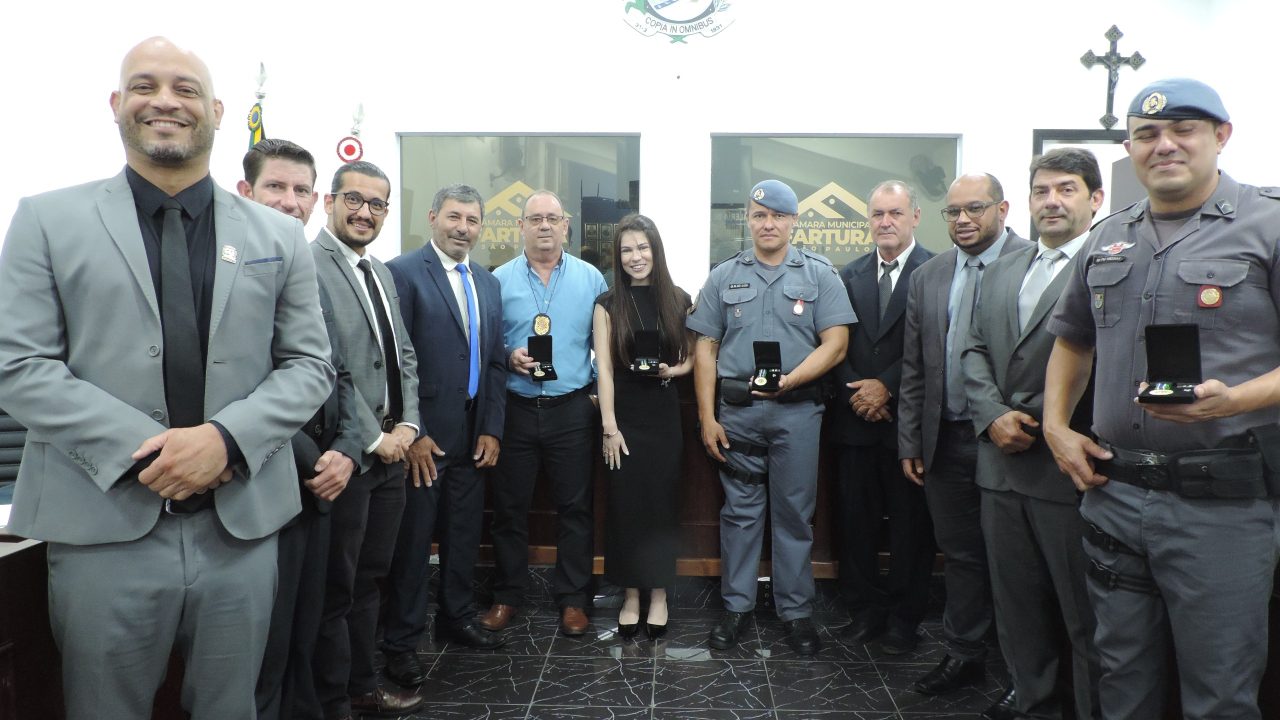 Policiais Civis recebem Medalha de Reconhecimento Comunitário de Segurança
