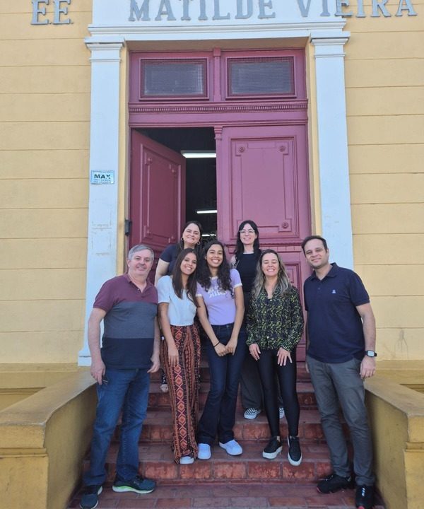 Professora se emociona ao falar sobre aluna intercambista