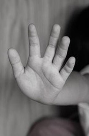Criança de 3 anos é espancada e polícia pede prisão da mãe e do padrasto