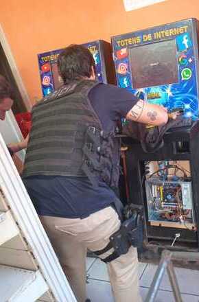 Polícia Civil realiza operação contra jogos de azar e apreende equipamentos durante cumprimento de mandados em Avaré