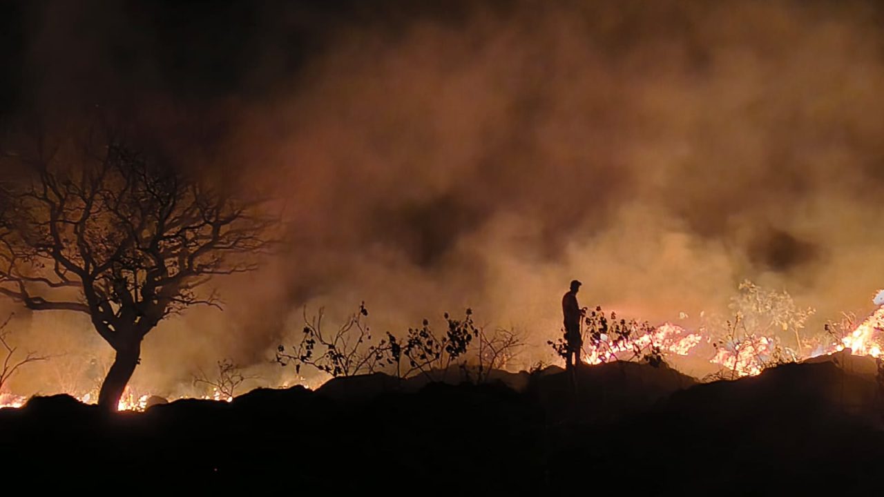 Defesa Civil e Bombeiros combatem incêndio de grandes proporções em Condomínio