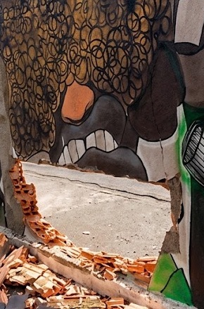 Veículo destrói parte do muro da União Negra Avareense após colisão