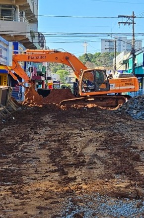 Obra contra enchentes chega ao cruzamento com a Rua Alagoas