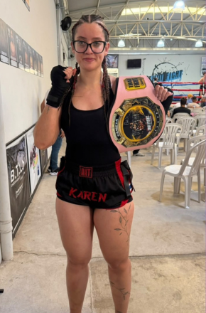 Atleta de Avaré conquista cinturão de Muay Thai em competição em Matão