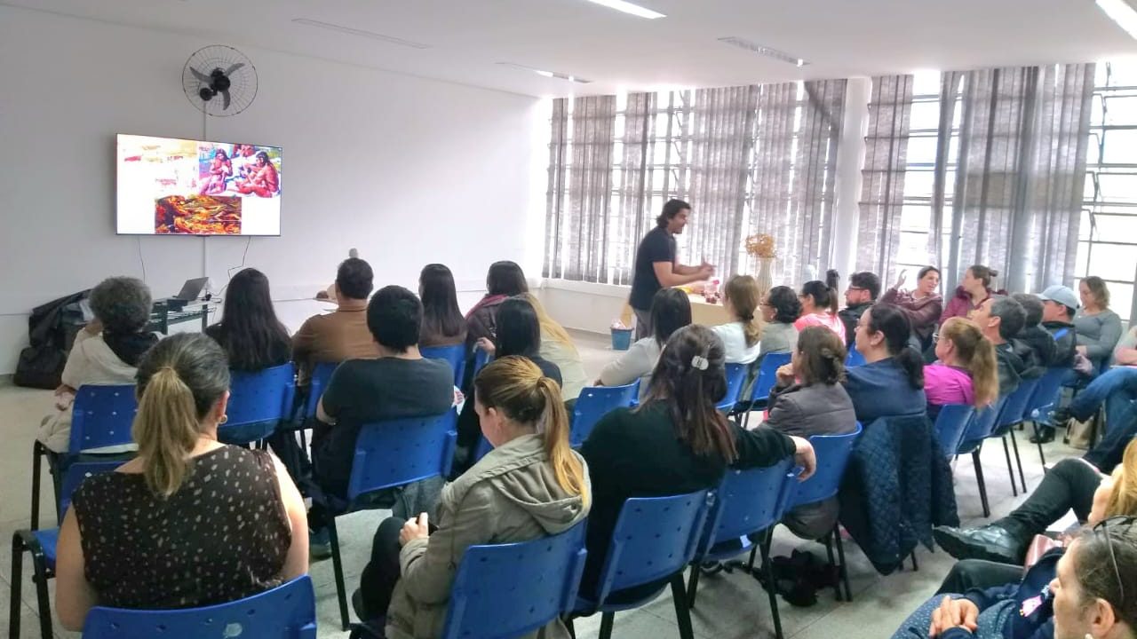 Capacitação reúne professores para discutir desenvolvimento infantil e saúde mental em Avaré