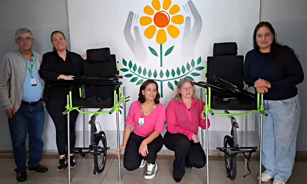Cerqueira César recebe três cadeiras de trilha para ampliar acessibilidade
