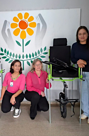 Cerqueira César recebe três cadeiras de trilha para ampliar acessibilidade