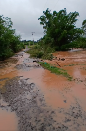 Chuvas causam alagamentos em casas e danos em estrada rural em Piraju